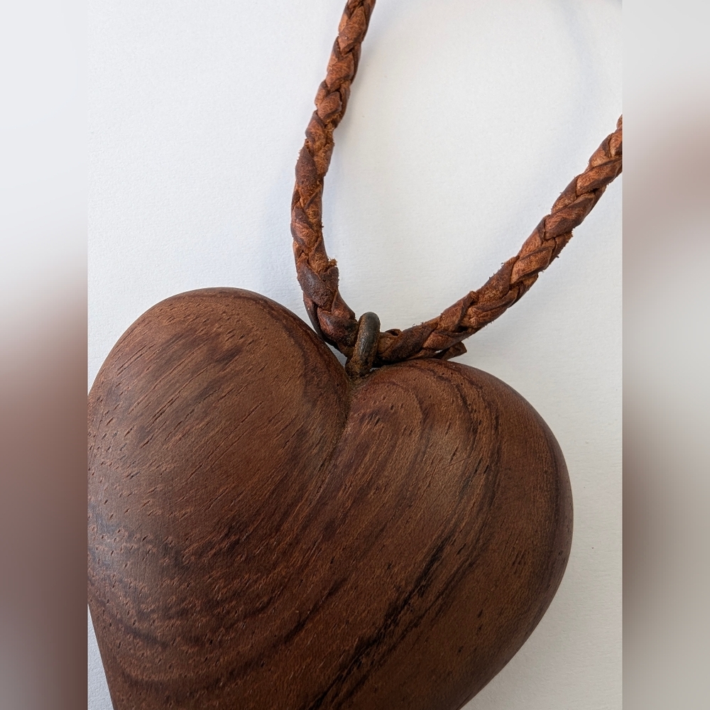 VTG LARGE WOOD HEART W/LEATHER NECKLACE - Picture 7 of 8